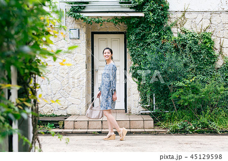 女性 お出かけ 女性 お出かけ 45129598