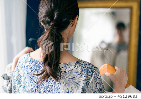 女性 着替え 洋服 鏡 合わせる 選ぶ 45129683