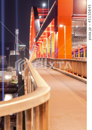 兵庫県神戸市。夜景。ライトアップされた神戸大橋。 45130845
