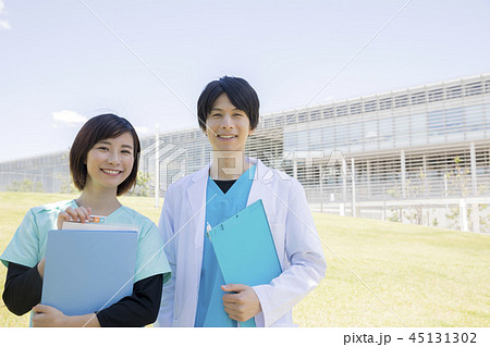 若い 医者 看護士 病院 若い 医者 看護士 病院 45131302
