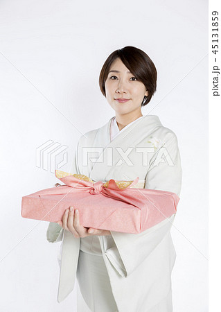お中元 お歳暮イメージ 着物姿女性の写真素材