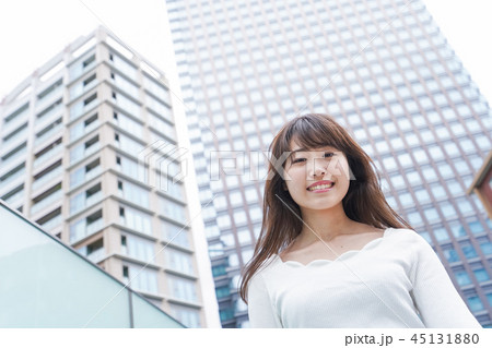 街を歩く女性 街を歩く女性 45131880