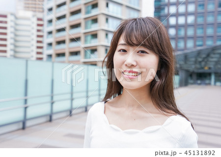 街を歩く女性 街を歩く女性 45131892