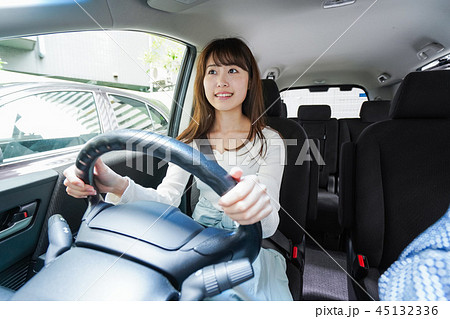 車を運転する女性 車を運転する女性 45132336