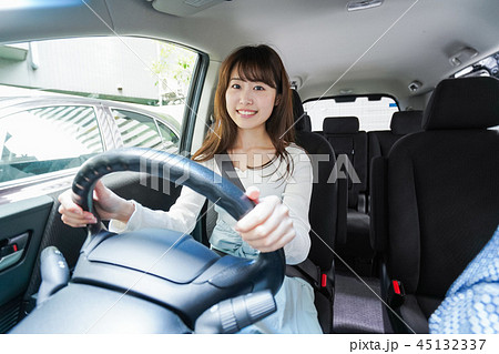 車を運転する女性 45132337