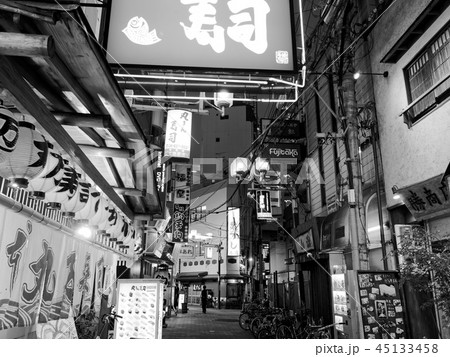 大阪梅田 お初天神通りの夜(モノクロ) 大阪梅田 お初天神通りの夜(モノクロ) 45133458