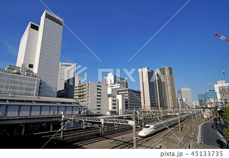 日本の東京都市景観　新幹線や田町駅ホームなどを望む 45133735