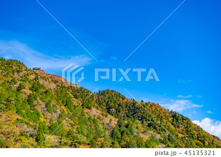 三重県　御在所岳　鈴鹿スカイラインの紅葉　武平峠から見た山頂 45135321