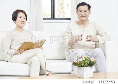 夫婦 カップル 読書 45135453