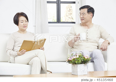 夫婦 カップル 読書 45135460