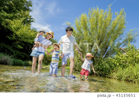川で水遊びをする5人家族 45135651