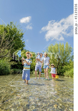 川で水遊びをする5人家族 川で水遊びをする5人家族 45135656