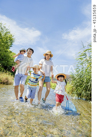 川で水遊びをする5人家族 45135659