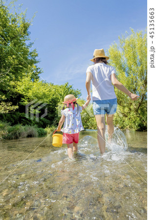 川で水遊びをする母と娘の後ろ姿 45135663
