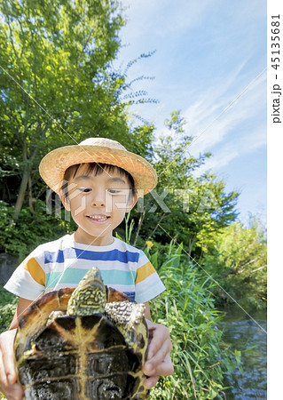 川で亀を捕まえた男の子 45135681