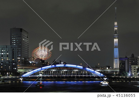 中央大橋から望むスカイツリーと花火（隅田川花火大会） 45136055