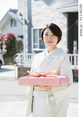 お中元 お歳暮イメージ 着物姿女性 お中元 お歳暮イメージ 着物姿女性 45136290