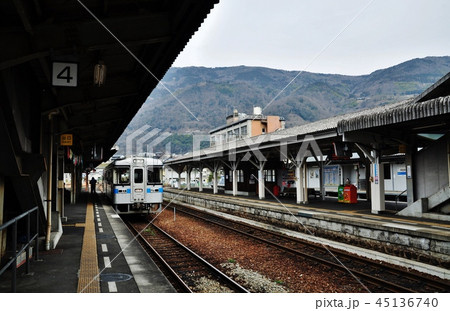 阿波池田駅に停車中の土讃線普通列車（1000形） 45136740