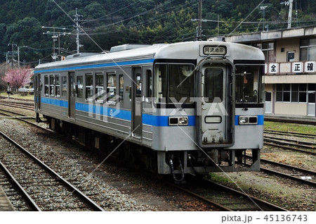 阿波池田駅に留置中の1000形 阿波池田駅に留置中の1000形 45136743