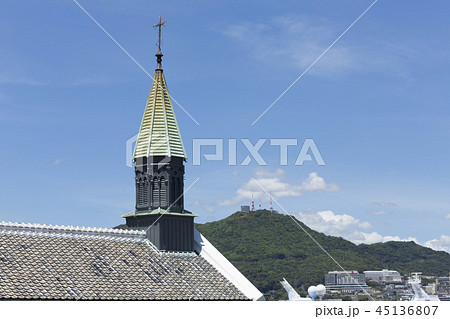 大浦天主堂の尖塔と稲佐山 45136807