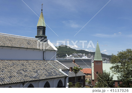 大浦天主堂の尖塔と稲佐山 大浦天主堂の尖塔と稲佐山 45137026