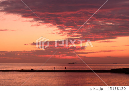 夕暮れの海　千葉県館山市　館山湾　鏡ヶ浦　夕日に染まる　夕暮れの海 45138120