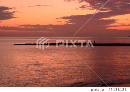 夕暮れの海　千葉県館山市　館山湾　鏡ヶ浦　夕日に染まる　夕暮れの海 45138121