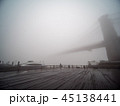 ニューヨーク 霧のブルックリンブリッジ 45138441