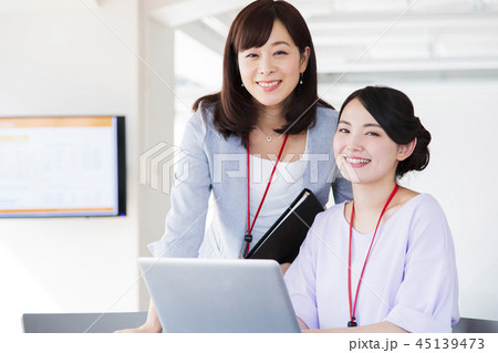 ビジネス　会議　パソコン　シェアオフィス　コワーキング　女性　オフィス　ビジネスマン 45139473