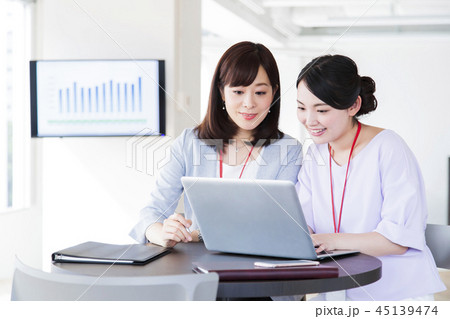 ビジネス 会議 パソコン シェアオフィス コワーキング 女性 オフィス ビジネスマン ビジネス 会議 パソコン シェアオフィス コワーキング 女性 オフィス ビジネスマン 45139474
