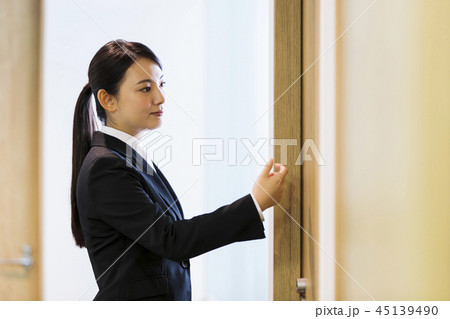 面接　就職活動　ビジネス　女性　オフィス　ビジネスウーマン 45139490
