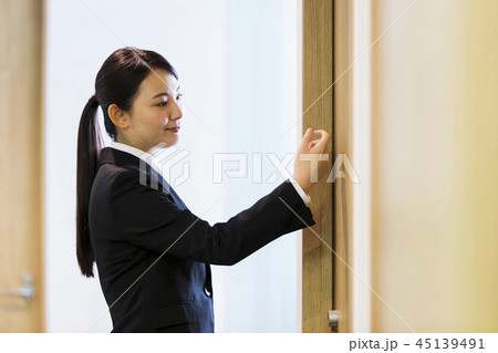 面接　就職活動　ビジネス　女性　オフィス　ビジネスウーマン 45139491