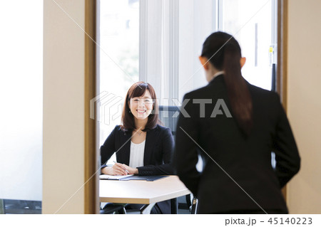 面接 就職活動 ビジネス 女性 オフィス ビジネスウーマン 面接 就職活動 ビジネス 女性 オフィス ビジネスウーマン 45140223