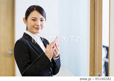 面接 就職活動 ビジネス 女性 オフィス ビジネスウーマン 面接 就職活動 ビジネス 女性 オフィス ビジネスウーマン 45140282