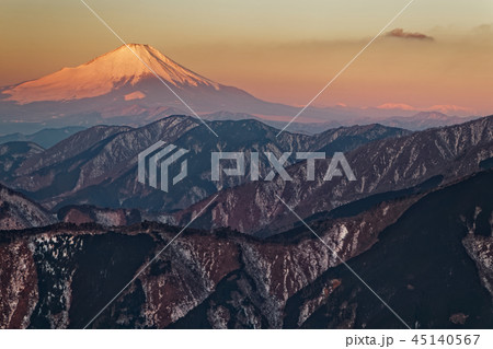 丹沢表尾根・三ノ塔から見る朝焼けの富士山 45140567