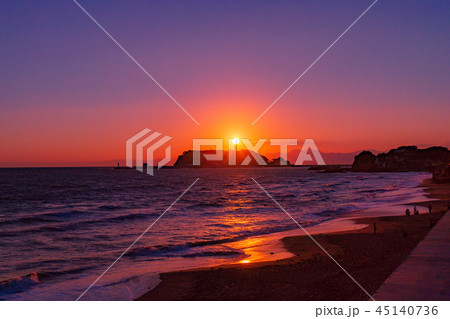 江の島に落ちる夕日 江の島に落ちる夕日 45140736