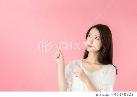 指さす女性 45140923