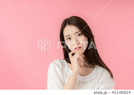 考える女性 考える女性 45140924