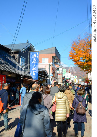 秋の軽井沢銀座 45143457