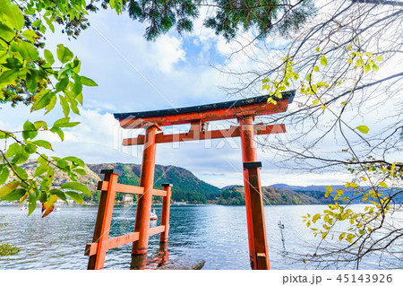 箱根芦ノ湖周辺の風景 箱根神社の写真素材