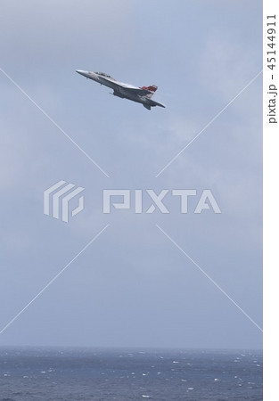 海上を超低空から急上昇する米海軍の空母艦載機F/A-18Fスーパーホーネット戦闘攻撃機 45144911
