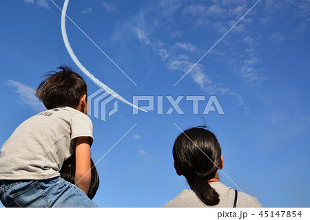 空を見上げる子供 45147854