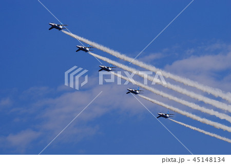 ブルーインパルスの曲技飛行 45148134