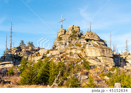 Granite rock formation with wooden cross on the top of Hochstein near Dreisesselberg, Tristolicnik Granite rock formation with wooden cross on the top of Hochstein near Dreisesselberg, Tristolicnik 45152634