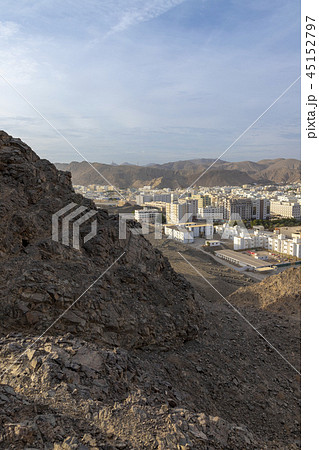 中東オマーン首都マスカットの街並みと山岳の写真素材