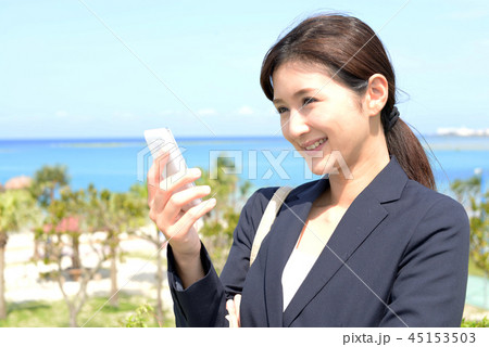 スマートフォンを持つ女性 45153503