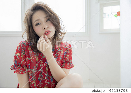 巻き髪　ボブスタイル　女性 45153798