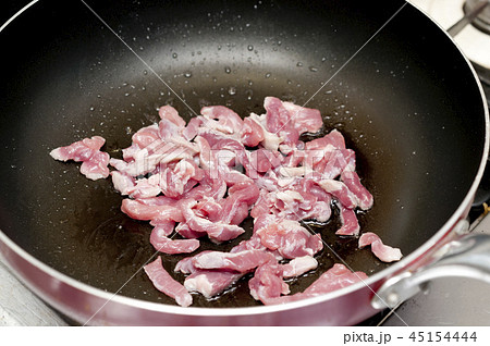 豚肉を炒める(豚肉の調理中) 豚肉を炒める(豚肉の調理中) 45154444