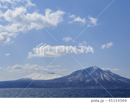 支笏湖と風不死岳と恵庭岳の冬景色 45154569