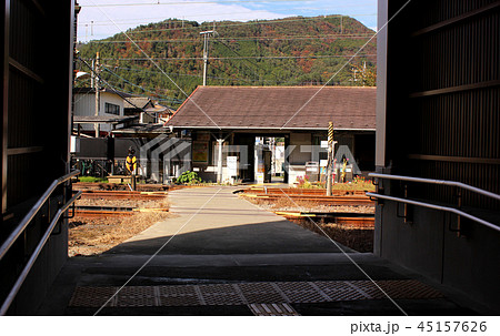 地下通路口から見た中央本線初狩駅の駅舎 45157626